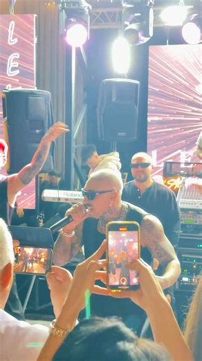 Intrăm în 2026 cu stil Alex Velea cântă live, se dansează non-stop și distracția nu ia pauză în noaptea dintre ani | Tarzy