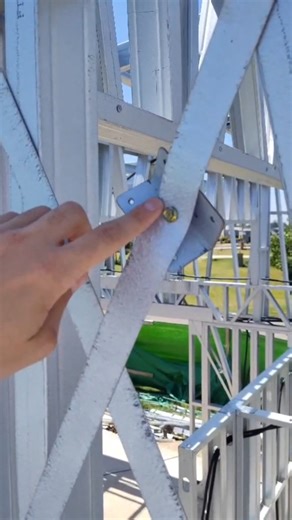 Escuela de Steel Framing on Instagram: "En una visita tecnica de obra nos encontramos con este tensor para el despliegue de la cruz de San Andrés. Tornillo autorroscante, ángulo y forma de trabajo. A simple vista parece correcto… ¿o no? 👉 ¿A alguien más le hace ruido este tensor? Dejalo en comentarios. #ConstrucciónEnSeco #EscuelaDeSteelFraming #steelframingperu #steelframingargentina #steelframingchile #Capacitación #arquitectura #obras #steelframing #ingenieria #estructurasmetalicas"