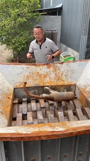 Metal shredder. metal crusher. metal recycling machine.