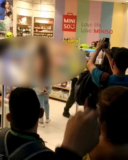 Entérate Más Col | Hace pocos minutos dos mujeres que estaban dentro del Miniso del Portal del Prado, fueron conducidas por policias hacia una patrulla. | Instagram