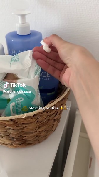 Baby Morning Routine for Bathtime with Mom | Bruna Twins Kids