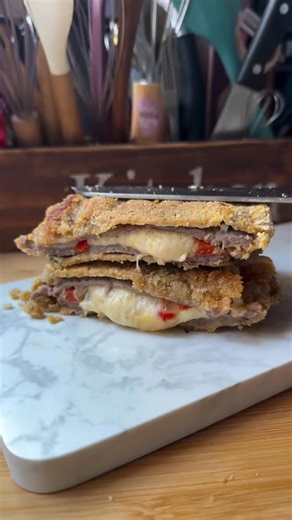 ¿Te tientan las milanesas caseras? Tenés que probar esta versión de @lapasamoscomiendo 🤩🙌🏻 Necesitas: Carne argentina (puede ser peceto, cuadrada, bola de lomo o nalga, la que más te guste) Cebolla, morrón y manteca Queso Pan rallado, huevo, sal, perejil y ajo ¿Qué relleno le pondrías? ¡Contanos! ¡Vale todo! 🌝 👏🏻👏🏻👏🏻👏🏻👏🏻 | Carne Argentina