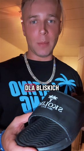 12K views · 2.4K reactions | Cześć Piękne Dziewczyny i Chłopaki chcieliście Klapki Skolimowe do domu 勺 To już są  Do każdej pary dorzucam swój autograf  Siedzę i podpisuje dedykacje czas Start ♥️ sklepSKOLIM.pl | Skolim | Facebook