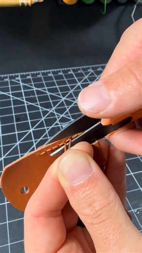 LeathermanJack on Instagram: "Melting tips #leatherasmr #leatherwork #leathercraft #leatherstitching #crafttools"