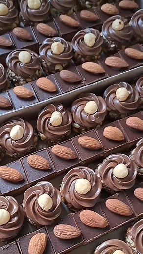 Biserka Radovanovic on Instagram: "Recept za BADEM KOCKE koje smo seckali u prethodnom reel-u 😊 I jedna posebna porudžbina za danas-lešnik gnezda i badem kocke🙏🥰 600 gr šećera 2 dcl vode 250 gr putera (ili margarina za posnu varijantu) 300 gr mlevene plazme ( posne -opciono) 300 gr mlevenih badema 1 puna kašika kakao praha 120 gr tamne kvalitetne čokolade Glazura: 200 gr čokolade i 4 kašike ulja Postupak je isti kao za bajaderu: otopiti šećer i vodu,dodati margarin,čokoladu,kakao,keks i badem