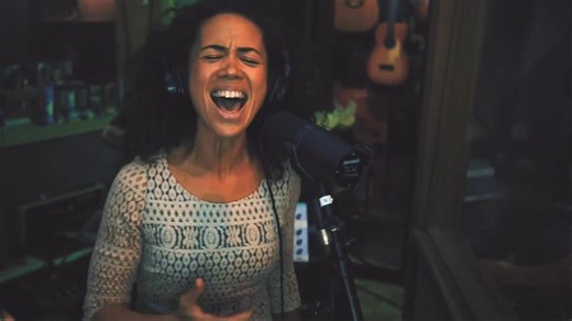 🔥 Jade MacRae – A powerhouse vocalist with passion and soul! 🎤 Born in the UK to musician parents, Jade’s journey began early, studying at the Sydney Conservatorium of Music. A natural songwriter, she went on to collaborate with legends like James Brown, John Legend, Cold Chisel, and Joe Bonamassa, who calls her “one of the most naturally gifted musicians I’ve ever encountered.” 🎶 After releasing her third album “Handle Me With Care” in 2020, Jade’s latest album “In My Veins” is out now, feat
