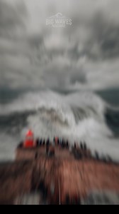 The lighthouse watches. The crowd waits. And then, the giant wave rises with precision and absolute power. Nazaré at its highest level... 🌊🔥 #bigwaves #nazareportugal #powerofnature #nazare #bigwavesnazare #waves | Big Waves Nazaré