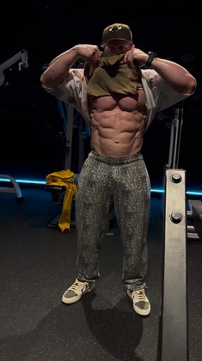💪🏼💥Goon Light💥💪🏼 35 weeks into off season, still shredded and 35lbs 🆙 🤔 @ptuor knows my body and it’s adjusted like a 🇨🇭 watch! Big season coming ! Today was chest day and we hit it hard and quick, got it done and improved performance on almost every lift of the session😎 #makingithappen #bodybuilding #igbody #fitnessfreak @psychofitness21 @fitclublv Pants by @official_otomix | Stanimal