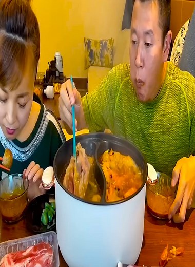 24 reactions | @isister #eating show#eating challenge#husband and wife eating food#eating#mukbang#asmr eating2 | Eating Couple | Facebook