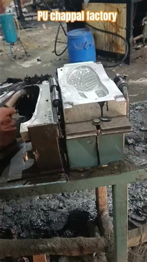 vidio banana mera kaam hai😊#viralshorts ​#pu chappal factory #pu sole chappal #chappal kaise banti