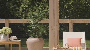 Backyard Glow-up Alert! 🌿✨ Design pro, Lynda Reeves, just revealed her lake house's newly renovated outdoor living space and the results are simply stunning! 😍 This project's been years in the making, but trust us, it was well worth the wait.⁠ ⁠ From the resort-like #RealCedar lounge area to the meticulously landscaped surroundings, every detail of this outdoor oasis exudes comfort and style. ⁠ ⁠ This gorgeous transformation, which includes a beautiful teal-tiled pool, will be featured in the 