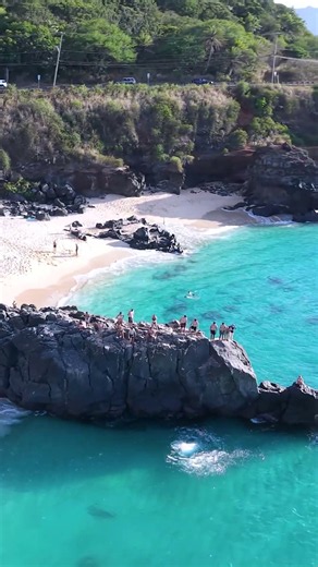 Perfect day at Waimea Bay!📍Waimea Bay, North Shore - Oahu Hawaii