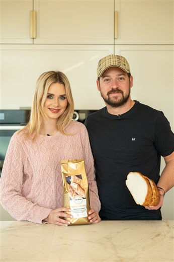 Konec suhega brezglutenskega kruha! Predstavljamo Premium Mix – mešanico moke iz pšeničnega škroba brez glutena, ki prinaša nekaj, kar ste si dolgo želeli: kruh, ki ostane mehak tudi po dveh dneh! 🥖💛 Na posnetku vidiš naš brezglutenski kruh star 48 ur – še vedno neverjetno mehak, prožen in brez drobljenja. In najboljše?😯 Nobenega okusa po koruzi. Nobene suhosti. Samo čist, prijeten kruhov okus. Premium Mix poskrbi za: ✔ mehko in puhasto sredico ✔ dolgotrajno svežino brez izsuševanja ✔ odlično