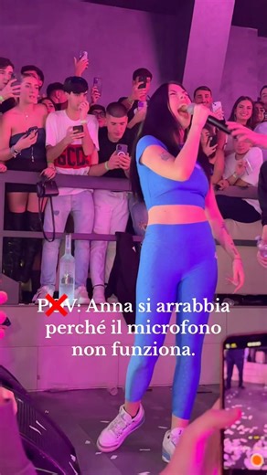 Anna si arrabbia perché il microfono non funziona #trapitaliana #anna #fail #concerto #funny