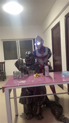 曾经心目中有光的你还在吗？现在的奥特曼早已不是原来的奥特曼，怪兽也不是以前的怪兽了。#奥特曼 #迪迦奥特曼