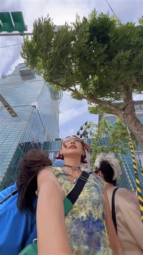 May Ho on Instagram: "🇹🇼这场在大巨蛋的五月天的演唱会值回票价了🥹❤️ 今晚的五月天，不只是演唱会，是一场青春的重播!!! 唱了4个小时，我们都还觉得不够😆 五迷老师说了，加入五月天，永远不会迟!!!!! 哈哈哈哈哈 . . #mayday #五月天 #五月天回到那一天5525巡迴演唱會🖐️ #shotoniphone"