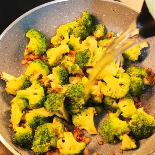 Broccoli Soup | Super Creamy & Healthy Winter Recipe | Easy 10 Minute Broccoli Gravy