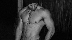 Este es el ejercicio favorito del hijo de Arnold Schwarzenegger con el que podrás lucir abdominales sin salir de casa