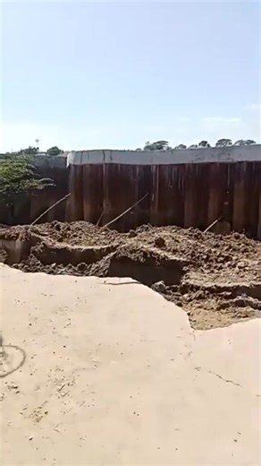 Flood control sa Brgy. Candating, Arayat, Pampanga na nagkakahalaga ng halos isang daang milyong piso, muli na namang gumuho. January 23, nabulabog ang mga residente dahil sa unti-unting pagkabitak ng lupa sa itinayong flood control project sa bahagi ng Pampanga River. Makikita ring sunud-sunod ang paggalaw at pagkalas ng mga bakal na nakakabit sa retaining wall. Ano ang dahilan ng muling pagguho ng proyekto? #ReportersNotebook | GMA Public Affairs
