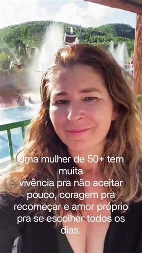 Uma mulher de 50 tem muita história, coragem e um brilho que não se apaga ✨ Já errei, já aprendi, já recomecei… e hoje eu sei exatamente o que eu mereço. Não é sobre idade, é sobre viver com verdade 💖 E a melhor fase? Com certeza… é agora. 🔥 #Mulher50Mais #Autoestima #AmorProprio #Recomeço #MulherReal