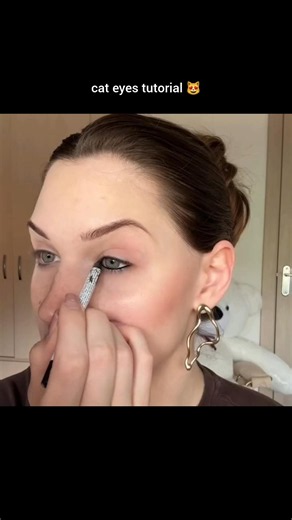 cat eye makeup tutorial 🛐💅 #fypシ゚viral #hairstyle #brightskin #beautysecrets #makeuptutorial