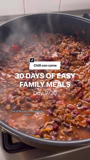 ✨ Chilli Con Carne✨ When you have a good chilli recipe like this, you have the base to so many meals! Plus you can freeze half for another meal later 🙌🏼 🌮🌯🍚 • 1 Tbsp olive oil • 1 onion, finely diced • 1kg prime beef mince • 1 ½ Tbsp ground cumin • 1 ½ Tbsp paprika • 1 ½ Tbsp garlic powder • 1 can red kidney beans, 400g • 1 can black beans, 400g • 1 can crushed tomatoes, 400g • 3 Tbsp tomato paste • 1 tsp salt • 3 Tbsp chipotle sauce, optional • 1 ½ cups beef stock To serve: • Steamed white