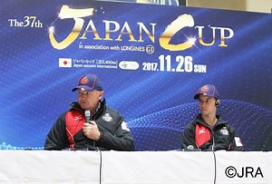 11月26日（日）は、東京競馬場で第37回ジャパンカップ（GI）が行われます。 スペシャル出馬表≫https://goo.gl/77zSvi 東京競馬場2,400ｍのターフを舞台に海外からの参戦４頭を含む17頭が対決します。 写真は昨日東京競馬場でコースにて調教をおこなった３頭の外国馬と共同記者会見（写真右がブームタイム号騎乗のC．パリッシュ騎手）の様子です。 また、ジャパンカップ当日はオフィシャルパートナーのロンジン スペシャルゲストプレゼンターとして女優のりょうさんがプレゼンターを務めます！ 東京競馬場イベント≫https://goo.gl/QsT8B7 ぜひご注目ください！！ | JRA（日本中央競馬会）