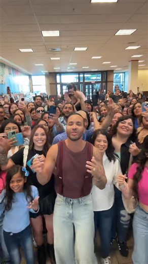 206K views · 9.8K reactions | Llegué a LA! Ready to do it again  HOY 5PM Barnes & Noble - 189 The Grove Dr Unit K 30 Los Angeles, CA ♾️ | Prince Royce | Facebook