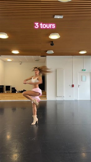 Rendez vous dans mes cours de talons pour chanter en tournant 😂🩷 #heels #turns #training #danse #heelsclass