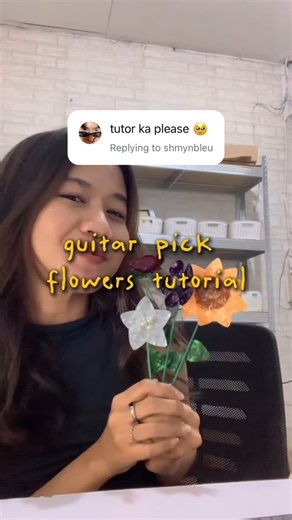 Reyfa on Instagram: "here’s how I made the guitar pick flowers🌻 #giftideas #idekado #diygift #giftforboyfriend #giftforgirlfriend #giftforbestfriend #kadopacar"