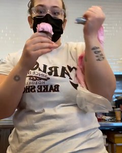 Hannah actually works in the famous Carlo's Bakery from Cake Boss! It's so interesting to see behind the scenes 😮🎂 | FOODbible