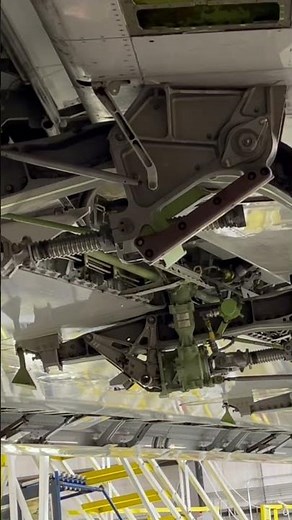 Boeing 737-800 flap drive system like you never seen it before