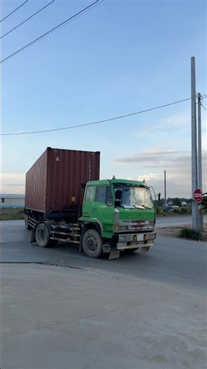 😳 Impossible Turn? Watch This Huge Truck Survive It #automobile #drivinglessons #truckdriver