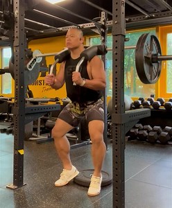 怪獸訓練從創辦以來 一直有一個期望 就是把肌力訓練這件事 從時尚潮流的操作 變成專業技藝的傳承 所以才有了證照課程和教練培訓班 在這些課程裡 我們精雕細琢各種技術的必要細節 但也直白的破除不必要的無效訓練 教練俱樂部/研究班提供長期培訓的環境 教練證照課程提供技術系統的教學和考核 破除不科學的土法煉鋼和轉瞬即逝的健身時尚 我們提供的是人類生活型態典範轉移的關鍵技術 #教練俱樂部招生 #C級教練證照課程招生 | 怪獸訓練 (Monster training)