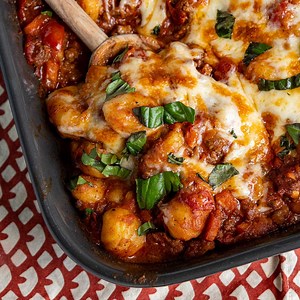 57K views · 66 reactions | Cheesy Bolognese Gnocchi Bake - rich delicious bolognese meat sauce and gnocchi all finished off with a melted oozy cheddar cheese topping. Yum!! GET RECIPE:  https://www.slimmingeats.com/blog/cheesy-bolognese-gnocchi-bake | Slimming Eats | Facebook