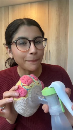 ¿Cómo sería una extracción de leche materna efectiva? 📄Toma nota para una sesión de extracción efectiva: 1. Masaje estimulante con las manos en ambos pechos 2. Usa tu extractor en modo estimulación por 1 a 2 minutos, con una frecuencia alta (el modo extracion lo idientificas con un corazon) 3. Cambias a modo succión (la gotita 💧) por al menos 8 minutos o hasta que deje de salir leche 4. Haces una pausa y vuelves a masajear 5. Vuelves a usar el extractor en modo estimulación por 1 a 2 minutos 6