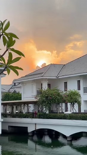 The golden hours at InterContinental Hanoi Westlake cast a romantic spell on everything! #InterContinental #InterContinentalHanoiWestlake #Sunset #Nature | InterContinental Hanoi Westlake