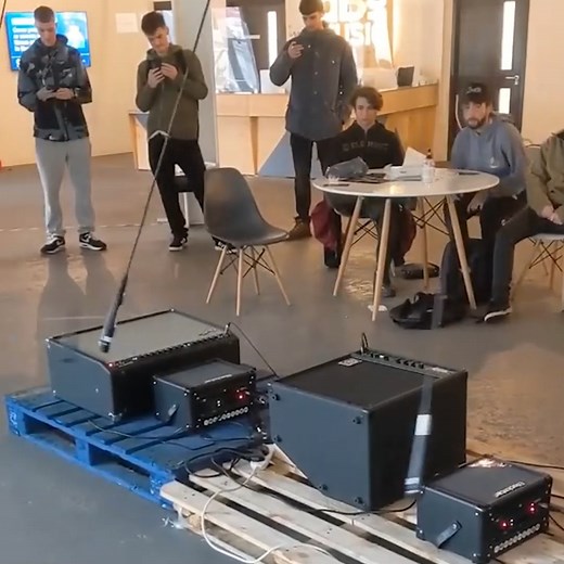🔊 Recreating "Pendulum Music" by Steve Reich 📷 instagr.am/dbs_institute #pendulummusic #soundexperiment #dbscommunity #stevereich #feedbackloop #audioexperiment | Avid