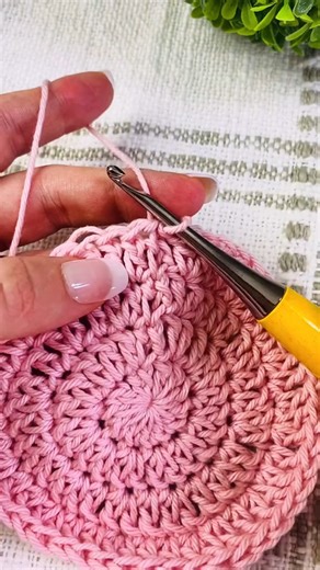 19K views · 367 reactions | Reduce gaps & bulk in rows & rounds! Full tutorial here -> https://www.nickishomemadecrafts.com/alternative-turning-chain/ . . . . #Crochet #crochetersoftiktok #crochettutorial #crochettips #crochettipsandtricks #crochettipoftheday #crochettip | Crochet Patterns & Tutorials by Nicki's Homemade Crafts | Facebook