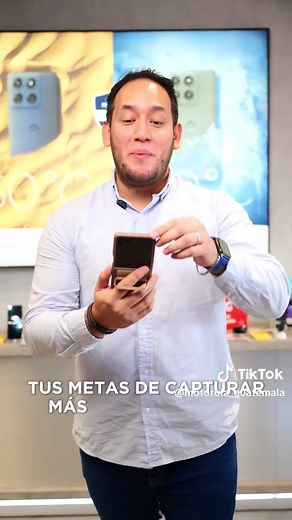 POV: este será tu año más icónico 📸​ El motorola razr 60 ultra es tu nueva cabina de fotos portátil: sin botones, sin complicaciones, solo momentos que se sienten reales.​ ¿Listo para crear más recuerdos este 2026? 🤩 #hellomoto