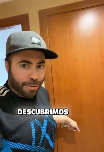 REFORMA CUARTO GAMER (Parte 4) Antes de enseñaros cómo ha quedado el cuarto… tocaba rematarlo bien. Emplastecer, lijar, pintar, electricidad, LEDs, cableado, internet… la parte menos vistosa, pero la más importante de todo el proceso. Aquí es donde el curro ya no se nota tanto en el vídeo, pero se nota en el resultado final. Y sí… con todo lo que va a haber en este cuarto, meter aire acondicionado era cuestión de supervivencia 😅 🔧 Ya está todo listo. 👀 En el siguiente vídeo… el resultado fina