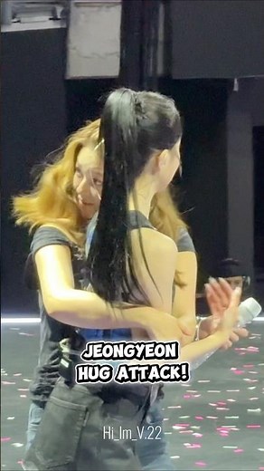 Twice Jeongyeon Surprise Hug Attacks Scuba Mina! 🐧 🤿 #twice #shorts