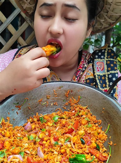 নুডুস দিয়ে চাটপাডা 🍻 Noodles Challenge #spicy #noodles #food
