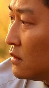 Nel finale del (bellissimo) film "Memorie di un assassino" il protagonista "guarda" (anche) verso il vero killer. Mi spiego meglio. Il film, eccellente, è ispirato alla storia realmente accaduta del primo serial killer coreano. Il regista Bong Joon-ho (che avrebbe poi girato il celeberrimo "Parasite") chiude "Memorie di un assassino" con il detective protagonista, ancora alla ricerca del killer, che si rivolge in camera fissando oltre lo schermo come ci guardasse. Questa scena avrebbe avuto una 