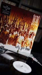25 Jahre Let's Get Free – ein Meilenstein des revolutionären Conscious Hip-Hop! 🎶🔥 Dead Prez haben 2000 mit diesem Album ein Manifest für Widerstand & Selbstbestimmung geschaffen. Von Hip-Hop bis Mind Sex – jeder Track ist ein Statement! 💯 Fun Fact: Das legendäre Intro Wolves enthält ein Sample aus dem Film Network (1976) – eine kraftvolle Medienkritik, die bis heute relevant ist. 🐺💥 Wer hat diese Platte im Regal? 🎵#deadprez #letsgetfree #hiphop #wearevinyl | We Are Vinyl