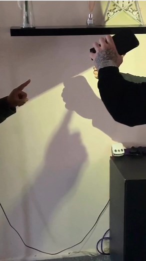 HOW IS THIS POSSIBLE 🤯😱 #thisisreal #magic #viral #peterpan #shadow #crazy #nocameratricks #realrelatable #riseandshine