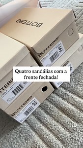 Quatro sandálias com a frente fechada. As quatro são em couro legítimo. A que tem solado preto tem a forma grande, você tem que pedir o número menor. Se você quiser o link de alguma delas, basta comentar: 1/2/3/4, que já te mando o link na sua caixa de mensagens. | Trijeito