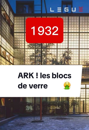 Vous avez HAÏ l’idée du retour des blocs de verre… parce que vous les associez tous aux années 80. 😅 Pourtant, les premières briques de verre ont été brevetées en 1886 par l’architecte suisse Gustave Falconnier. Ça fait donc 140 ans qu’elles traversent l’histoire de l’architecture! Dans les années 1930, le bloc de verre était déjà un matériau emblématique de l’architecture Art déco et Streamline Moderne. On l’utilisait pour créer des façades courbes, des murs lumineux et faire entrer la lumière