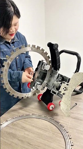 Door and window opening wall cuttin Reinforced concrete wall cutting machine Old house renovation.