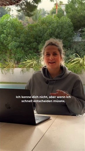 Lisa Mestars | Codes of Life® CEO | Human Design & Astrology Pro on Instagram: "Die meisten Teams laufen auf 30% ihres Potentials – weil sie nach Lebenslauf eingestellt werden, nicht nach Energie und natürlichen Talenten Jemand hat alle Qualifikationen, nen sauberen Lebenslauf. Macht die Arbeit. Aber es fühlt sich zäh an. Warum? Skills ≠ energetische Passung. — Klassisches Hiring: CV checken → Skills abfragen → Einstellen → Hoffen Mein System - in die Chart schauen und Energie von Menschen lesen
